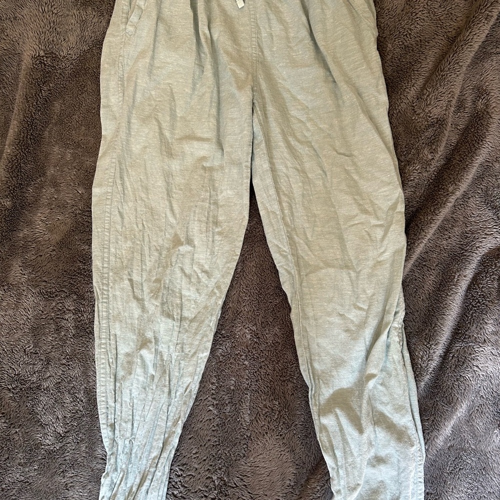 Women’s Patagonia linen pants.